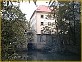 R&uuml;ckansicht des Geb&auml;udes. Das Wasser der Dreisam treibt die M&uuml;hle an.